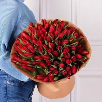 Красные тюльпаны 101 шт (код товара   32153chel)